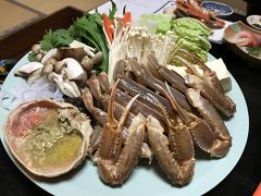 城崎温泉２度目の宿泊は温泉もいいけど、この季節はやっぱり『カニ』ですよね。料理旅館　よしはるでカニを二人で２杯いただきます！
こちらは鍋用のカニ。 