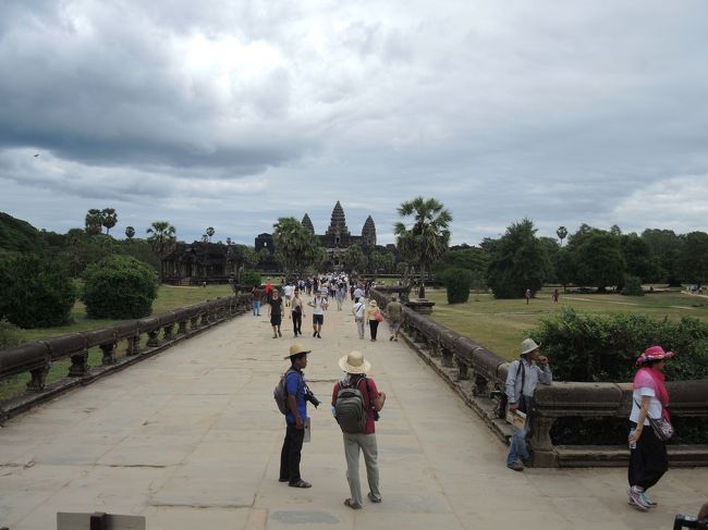門をくぐると、アンコール・ワットの優美な姿が見えてきます。