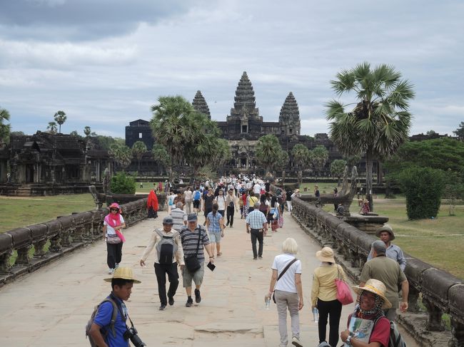 世界有数の観光地ですから、人が多いのはやむを得ないところです。