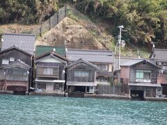 伊根の舟屋が見えてきました。
１階に船、２階が住居となっています。
「ビルトイン駐車場」ならぬ「ビルトイン停船場」とでもいうのでしょうか？