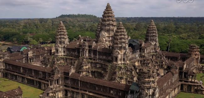 同上NHKサイト画像より。<br /><br />気球観光ができなかったことは前編で書きましたが、ロープに繋がれた気球では、ここまで近づけません。<br /><br />セスナ機による遊覧飛行はどうでしょうか？遺跡上空は飛行禁止になっていますから、やはりここまでの接近無理かも。<br /><br />今になって思えば、セスナ機で上空から眺めるのもよかったかも･･･とは思いますが、現地では“予算”のことで制約されます。（日系現地旅行社では20分間の飛行で約15000円）