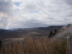 登った崖（Steaming Bluff）の上部からキラウエア・カルデラ内部のハレマウマウ火口を撮影。