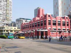 赤い建物が市場。
その先が昼食を食べる龍華茶楼です。