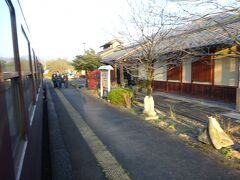 団体さんは後ろの車両へ。
と言っても、前の車両だって団体さんで結構混んでいる。