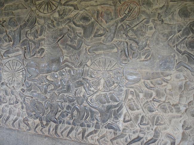 第一回廊はまさに“壮大なレリーフのギャラリー”（歩き方）で、1辺200ｍほどの回廊がレリーフで埋め尽くされています。<br /><br />画像は西面（南側）の古代インド大叙事詩“マハーバーラタ”に関するレリーフ。絵巻物のように物語各場面が彫られています。<br /><br />同じ古代インド叙事詩でも、“ラーマーヤナ”は、東南アジア方面旅行で毎回何かの形で出会いますのである程度内容がわかりますが、“マハーバーラタ”の内容はあまり知りません。<br /><br />“マハーバーラタ”は王位をめぐる戦闘物語ですが、写真はそのダイナミックな戦闘場面のようです。<br /><br />なお、“ラーマーヤナ”は西面（北側）に彫られています。