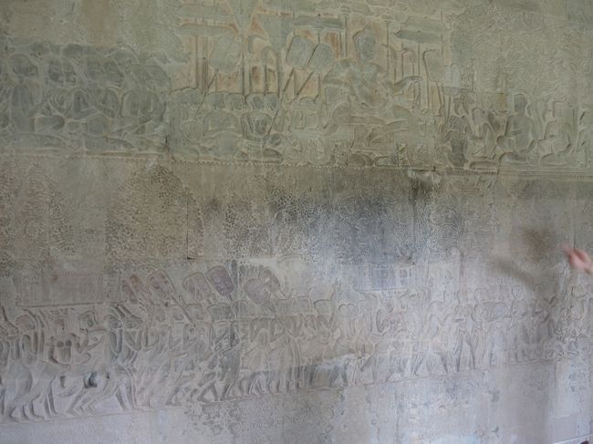 南面（西側）に彫られたアンコール・ワット創建者スールヤヴァルマン二世の行軍の様子