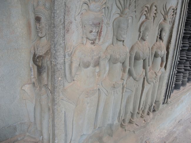 デバター（女神）もあちこちに彫られています。