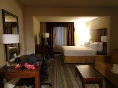 ホテルはアメリカサイズの大きい客室でした。

サンフランシスコ時間で夜中の2時にやっとベッドへ。
ほぼ30時間ぶりに夢の中へzzz