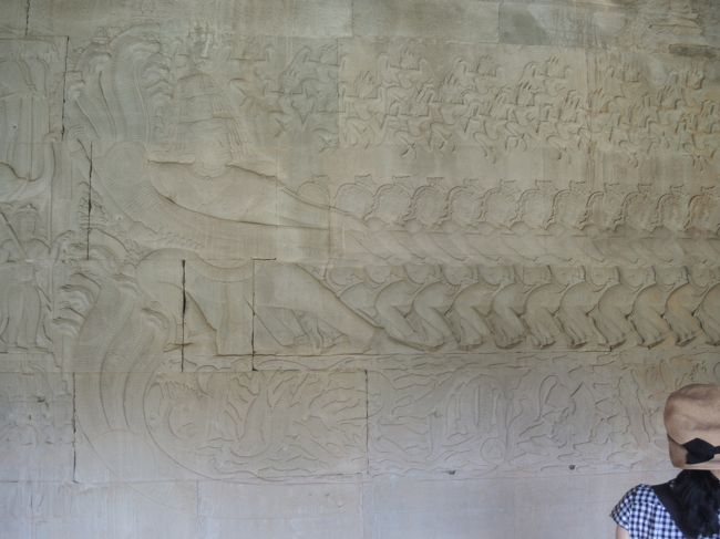 東面（南側）の“乳海攪拌”