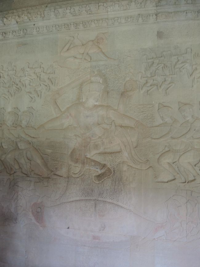 大マンダラ山の上で指揮をとるヴィシュヌ神<br /><br />この神々と阿修羅による乳海攪拌は不老不死の薬を取り出すために行われており、その薬は出現した側のものになる約束でした。<br /><br />しかし、不老不死の薬は阿修羅（魔族）側に出現。それを一人の阿修羅が飲み込みます。<br /><br />阿修羅が不老不死になると大変なので、ヴィシュヌ神はその阿修羅の首をはねて薬を取り出し、神々の方に渡します。<br /><br />要するにヴィシュヌ神、神々が阿修羅をだましたということで、いささか倫理的には問題がある話です。