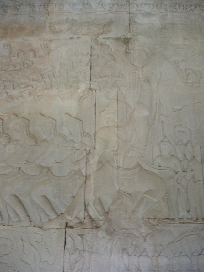 神々の側の最後尾で加勢するサルの将軍ハヌマン　“ラーマーヤナ”の主要キャラクターです。<br /><br />現地では、延々と続くレリーフを漫然と眺めていたのですが、こうして撮影した写真を見返すと、それなりに主な場面など見ているようです。<br />ひとえにガイドがいるおかげです。<br /><br />レリーフのすべてをじっくり見ようとすれば、1日かけても足りないぐらいでしょう。<br /><br />この方面に特段の理解もない私には、この程度で十分です。<br />