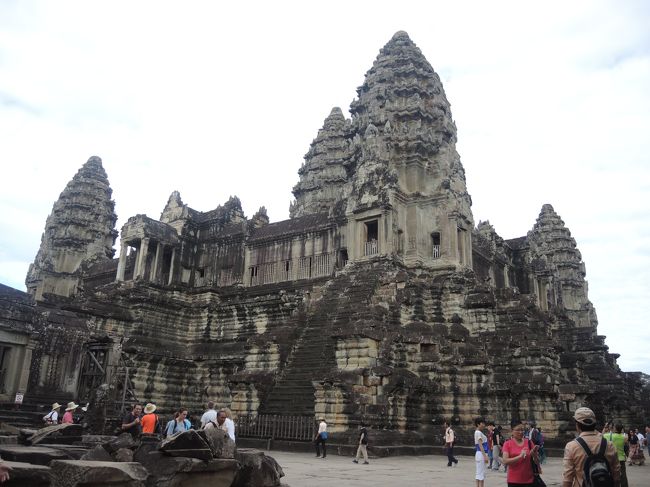 レリーフ鑑賞を終えて寺院中心部へ　これから第三回廊に上がります。