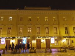 広場に面して隣がミハイロフスキー劇場です。入り口は地味です。

