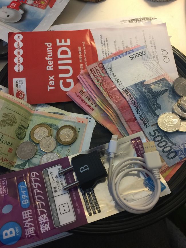 旅行前の外貨さがし<br />インドネシアのが60万ルピア、シンガポールのが30ドルぐらいあった<br />それにジパングで買ったアダプター、しかしシンガポールでは大きなイギリス製のが必要でしたので、ラウンジで航空券を人質に借りる事に笑