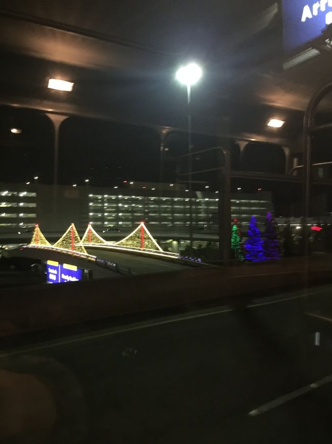 空港が一番混む日、、図々しくないとたどり着けないと思う、こんなケースは 最も遠慮のない運転ができるシャトルて行くのが良いと笑<br />写真は真ん中の通路をゴールデンゲートブリッジに見立てた様子 幼い発想が微笑ましい笑