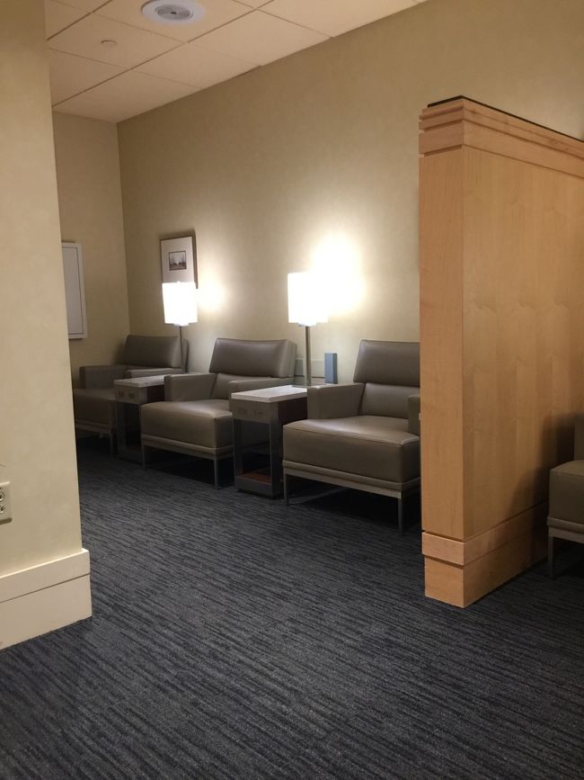 UAのファーストの時 優雅で椅子がポツポツとしか置いてなかったのが災いして、、わしなら椅子をもっと入れとくけどね、、人が座れないのでグローバルサービスのエリアを解放してくれた、、