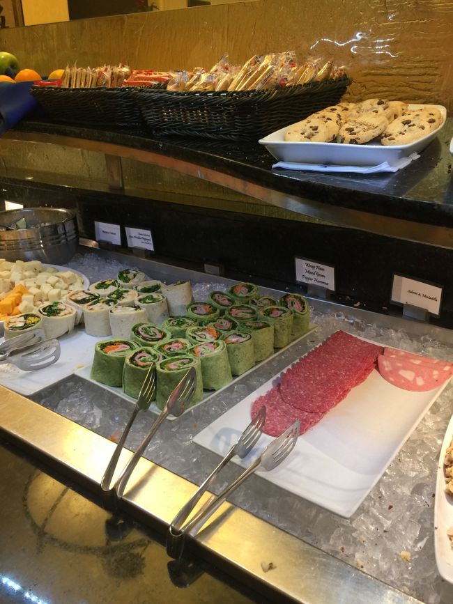 UAの暫定ラウンジの食べ物、、とても、揃ってる なんちゃってお寿司もある、、働いてる人はゼーゼーいいながら 利用者の指示に従ってたのが気の毒だった、、