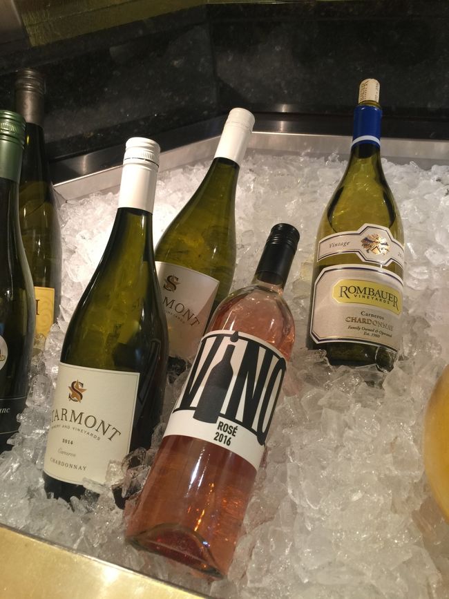 酒類も豊富にあった、、<br />以前の優雅で静かな空間を思い出さずにはいられない喧騒の中なのだ、、笑