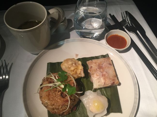 香港に着く直前にいただいたディムサム♪<br />ディムサムなら香港に着いてから食べた方が美味しいかも、でも香港シンガポール間にはコンジーしかなかったので