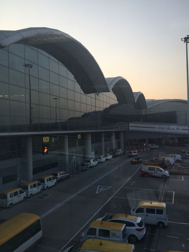 香港で到着が少し遅れて<br />しかも、キャセイがどこからか到着したので<br />トランスファーのセキュリティゲートに人が殺到したので、時間がかかった、香港のラウンジも好きなのにお水だけ飲んでゲートに向かう、搭乗はもう始まってたの！