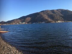 そのまま中禅寺湖におりました。
水がきれい。
でも寒いからボートは無理。

