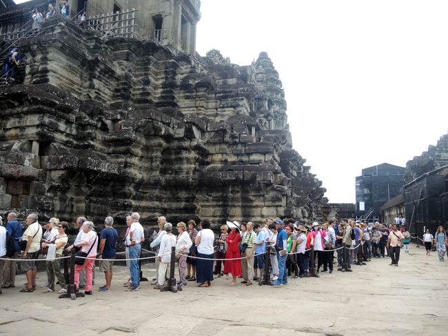 第三回廊には勝手にはあがれません。<br /><br />写真のような長い列に並んで順番を待ちます。<br /><br />階段を上れる者は人数が限定されています。<br />上るときカードを渡され、降りてくると返却します。そのカードの数（100名）しか上れないというシステムです。<br /><br />「今日は少ない方なので、20分ぐらいで上がれるでしょう」とガイド氏に言われたのですが、実際は10分あまりぐらいしかかからなかったようにも思います。<br /><br />15年前にはこのようなシステムはなく、勝手に階段をよじ登っていました。<br /><br />そのかわり、上では大渋滞。降りるのに30分ほど行列を作って待った記憶があります。<br /><br />今では、人数制限のおかげで、上に上がると観光客はまばらで、ゆっくり鑑賞できます。<br /><br />まあ、下で待つか、上で待つか･･･という話でもあります。<br />