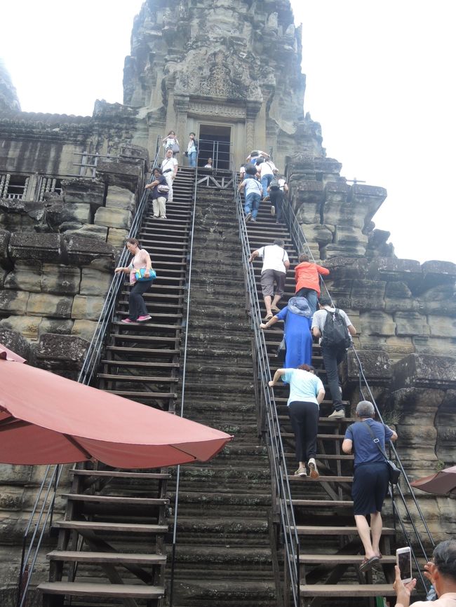 順番がやってきてカードを渡されると、やっと階段をあがれます。<br /><br />相当な急勾配ですが、今では木製の階段が設置されていましたので、比較的簡単・安全にのぼれます。+