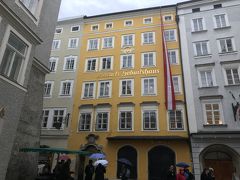 黄色い建物がモーツァルトの生家です。
内部の写真撮影は禁止でした。