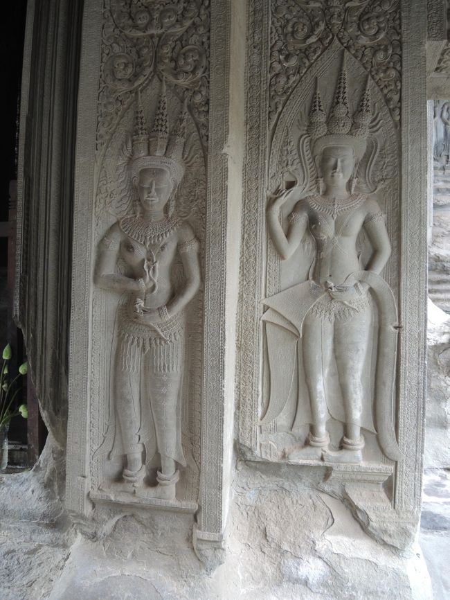 表情がそれぞれ異なるのは、実在の踊り子などをモデルにしたのでしょうか。<br /><br />当時の宮廷女性・踊り子は、実際はどんな衣装をまとっていたのでしょうか？男性としてはちょっと気になるところです。