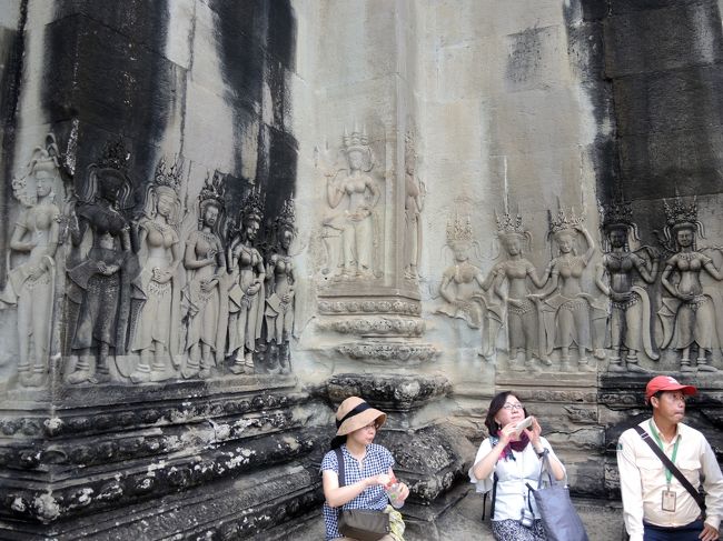 アバターに囲まれてしばし休憩<br /><br />ツアー参加者とガイド氏（右）