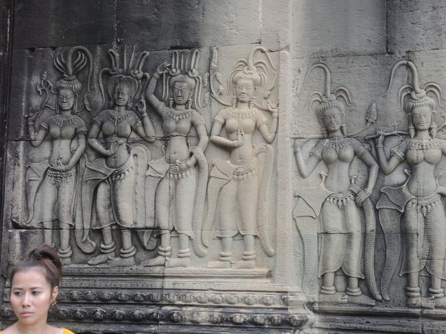 アバターに見送られて寺院中心部をあとにします。