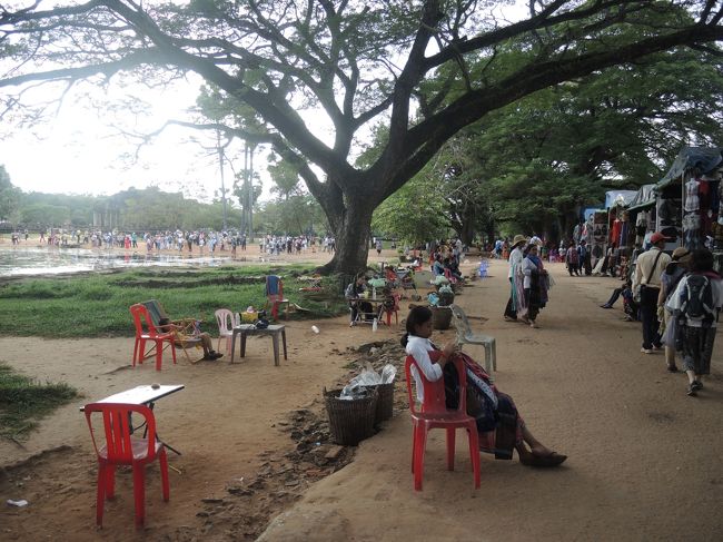 境内の土産物屋・食事処が並ぶエリア