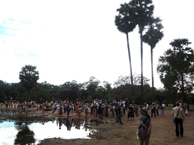 撮影ポイントは大勢の観光客であふれています。