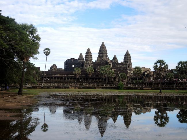 その中に混ざって私も。<br /><br />レリーフやアバターもいいけど、素人的には、アンコール・ワットの魅力はこの建物全体の均整の取れた美しさでしょう。<br /><br />この美しさは今も15年前も変わりません。<br /><br />ただ、（私的には）アンコール・ワットに欠かせない、ひょっろと背が高い団扇のようなオウギヤシ（砂糖ヤシ）の木が右側に見えないような･･･