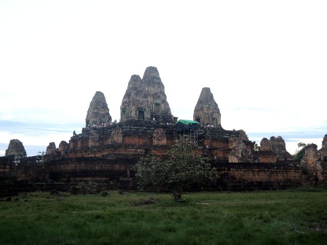 夕日スポットとして一番有名なのは「プノン・バケン」ですが、今は300人の入場制限があり、夕日見物のために3時ぐらいから場所取りする必要があるとか。<br /><br />「プノン・バケン」の次に人気があるのが、この「プレ・ループ」のようです。