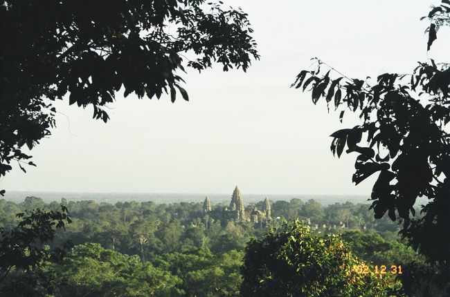 15年前、2002年12月31日大晦日の「プノン・バケン」<br /><br />アンコール・ワットもやや遠方ですが望めます。