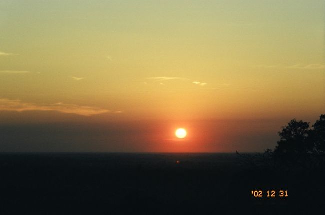 2002年最後の夕日　日が沈む方向はアンコール・ワット方向とは異なります。
