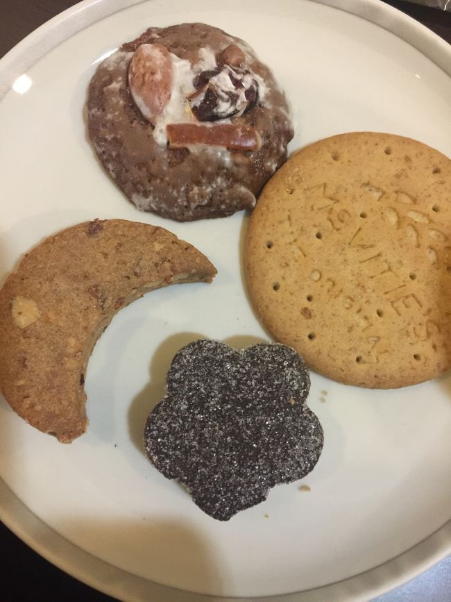 素朴で美味しいビスケットたち<br />ビスケットも半分こにして食べたｗ<br />ビリヤニも食べたかったのだが、、<br />ｗｗ