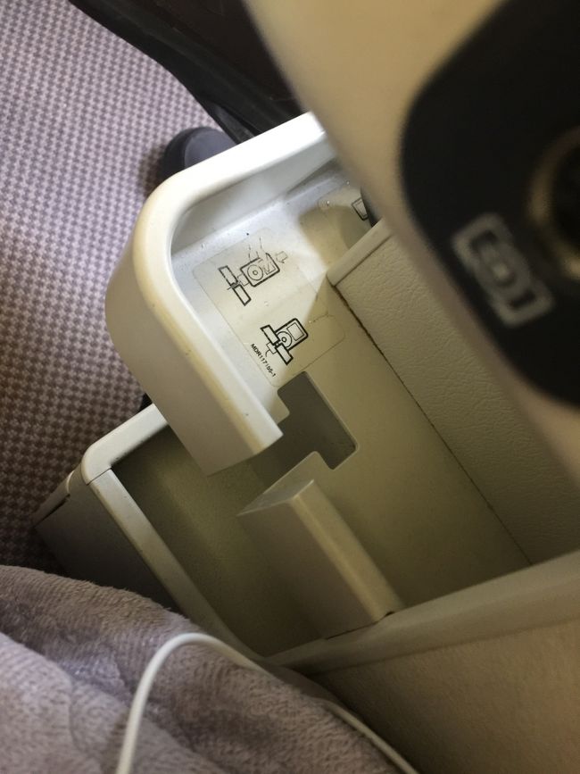 シンガポール デンパサール間の機体はいつもひと昔前の機材な気がするんです<br /><br />どうなの？<br /><br />これは座席の間の下にあるチャージ中のセルフォンなどをおくスペース、わしのプラスサイズだと入らないのであった