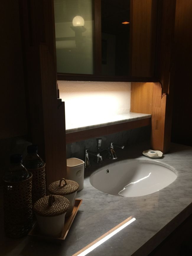 今度の部屋は　シンクのエリア、トイレに手が加わっていた、、シンクの下左右が引き出しになっているのだが　精巧な作りで　とても引き出しになっているとは　気づかず、、ヘアドライヤーの場所が分からなかったｗ<br />石鹸置き、歯ブラシとかを立てるやつ、コップ、バスループの石鹸置きに　シャンプー、バスバブルなどの入っているカエルみたいなやつ、部屋のティーカップ、ソーサー、鉛筆立て　などがジェンガラ、、、割れるだろうに、、ｗｗ