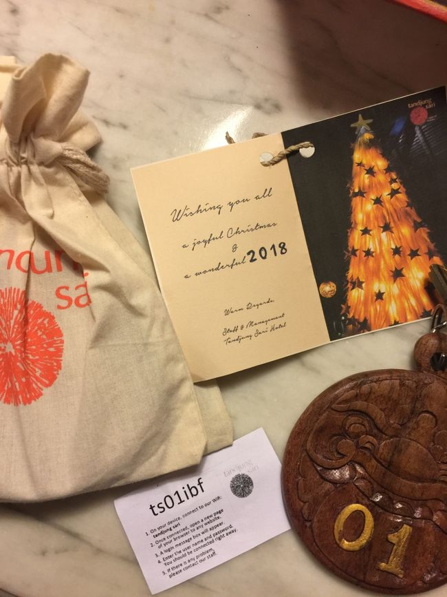 フロントにあるクリスマストゥリーが好きだが　これはレストランにあるほうのを使ったみたい♪