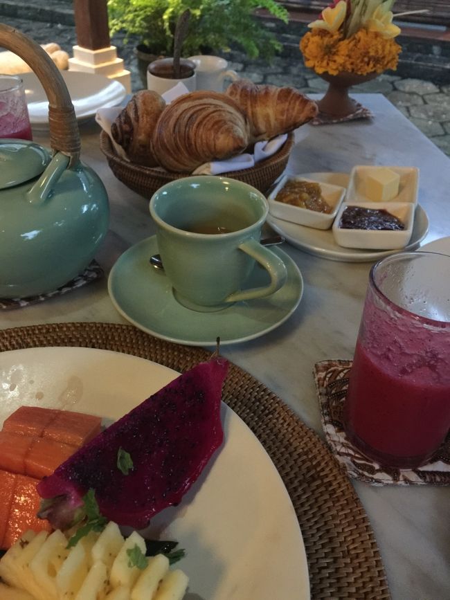 パープルのドラゴンフルーツが美味しい、パパイヤ、マンゴーも激アマであった♪　そして　クロワッサンがうめえ、、しかし　バナナブラウニーっぽいパンは作るのをやめたみたいね、、