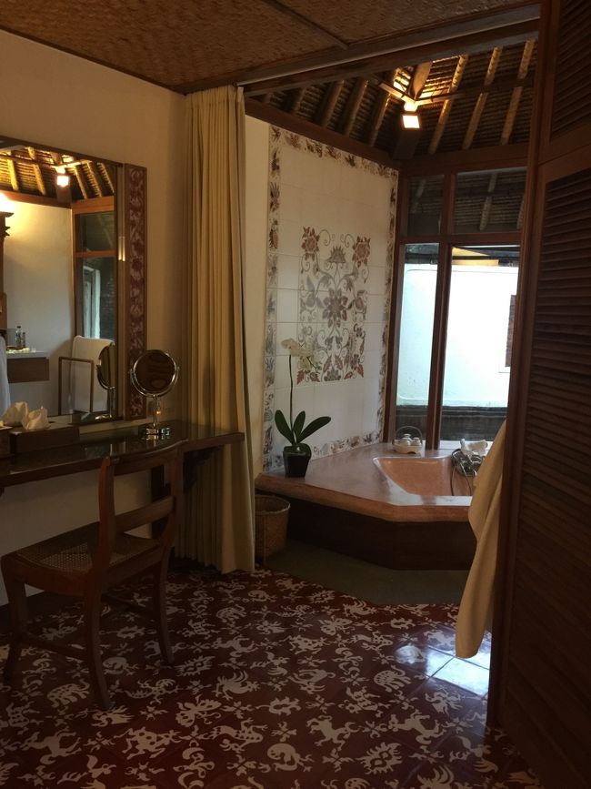 バスタブの周りに水を吸収するコンクリートのようなマテリアルを使い　すべらないようにしたんですって、、　GMと話していて　説明を聞いた、最近終わったのが　ルーム０１から０４の４ユニットで、徐々に手を入れて、、前からの雰囲気を壊さぬように、、3年ほど前にこのGMと話していて、、なんとなく　けちくさい男子だ好かん、と思っていたが、、こんな風にコツコツと治していくのはむいているのかな、と　好感度が少しアップしたｗｗ