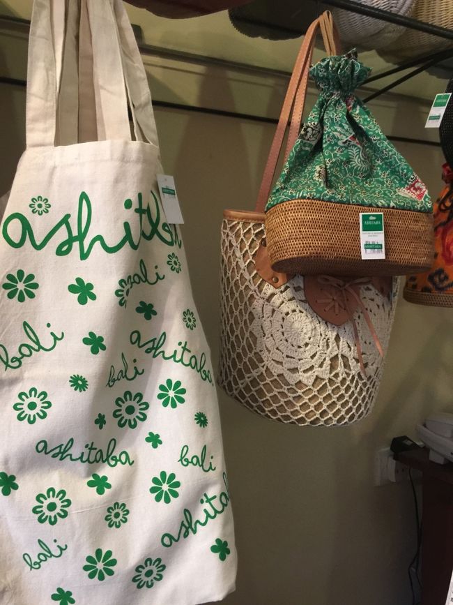 タンジュンサリを出て右、２，３件目にある　アシタバの　リユーザブルバッグ♪<br />