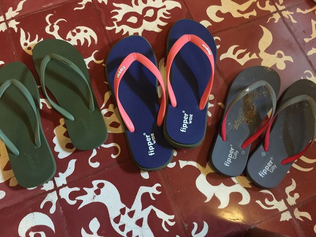 フィッパーズがタンジュンサリとジェンガラの間ぐらいの位置にできていたｗｗ<br />しｋし　ウブドと違い　サヌールは　まだまだ　ハヴァイアナ愛用者が圧倒的に多かった！面白い！　真ん中の大きいのは夫用ｗ右はおととしの夏に買った、、左は　24センチだと４１よ、といわれて履かないで買ったら大きかったわしのｗ　４０なんだな、きっと、わしは、、ｗｗ