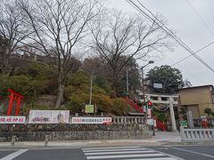 いちご狩りの次にやってきたのは
足利織姫神社！
鳥居の前の道をはさんだところに駐車場があり、車を停めました。