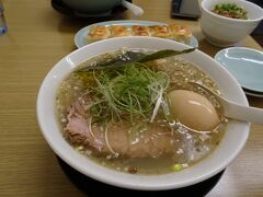 昼食は足利学校から歩いて行ける距離「つるる」さんで。
塩ラーメン・醤油ラーメン・肉飯・餃子５個を頼みました。