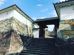 甲府城は豊臣秀吉の命により築城されたものだそうな。
へー！HIDEやるじゃん！！