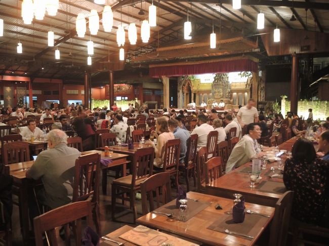 アプサラダンス・ディナーショーは昔も市内のいくつかのレストランでやっていました。<br /><br />スタイルは大体同じで、写真のような数百名（多いところでは1000名）収容できる客席で、料理はビュッフェ形式。ショーが始まるまでに食事をすませます。<br /><br />この日連れていかれたレストランの名前は知りません。今回旅行では、もう1回アプサラダンス・ディナーショーに行く機会がありました。<br /><br />ダンスも料理も、そっち（「アマゾン・アンコール」）の方がよかったようにも思います。<br /><br />もっとも、そのときは前から2列目、この日は写真のような後方の席･･･という差がありますので、単純な比較はできないかも。