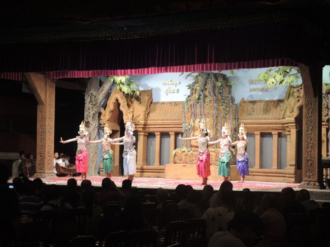 演目は、今も昔も、また市内の多くのレストランでも、大体同じです。<br /><br />写真のような、いわゆるアプサラダンスのほか、ココナッツダンス、漁師の踊りなどの定番メニューです。<br /><br />